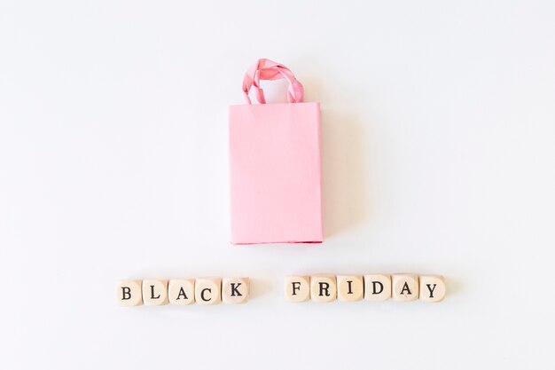 Iscrizione del Black Friday su cubetti con shopping bag