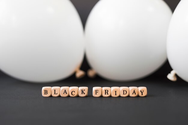 Iscrizione del Black Friday su cubi con palloncini