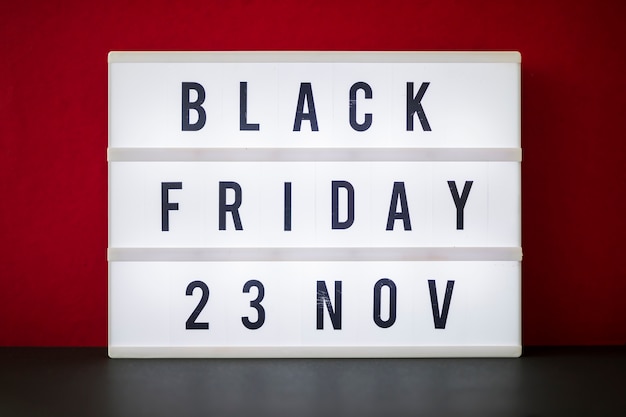 Iscrizione del Black Friday su lavagna luminosa