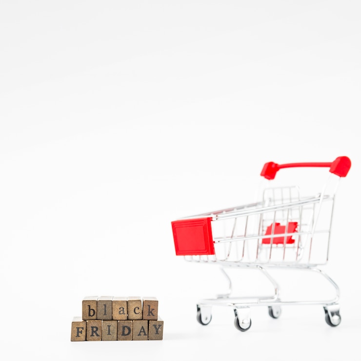 Foto gratuito iscrizione del black friday vicino al carrello del supermercato