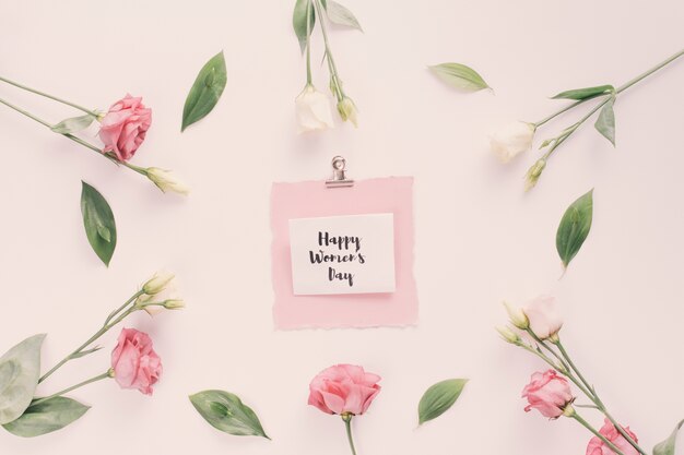 Iscrizione del giorno delle donne felici con fiori di rosa