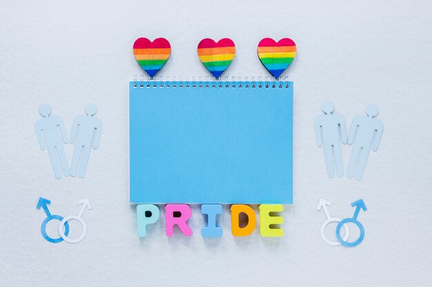 Iscrizione dell&#39;orgoglio con cuori arcobaleno e icone di coppie gay