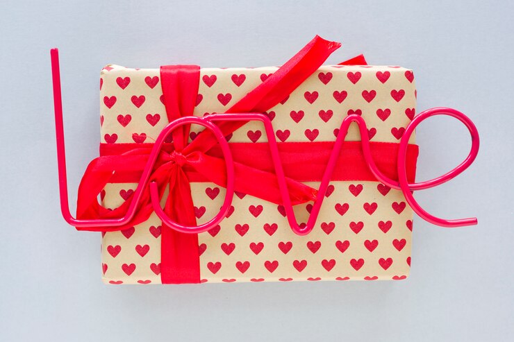 Foto gratuito iscrizione di amore con scatola regalo sul tavolo