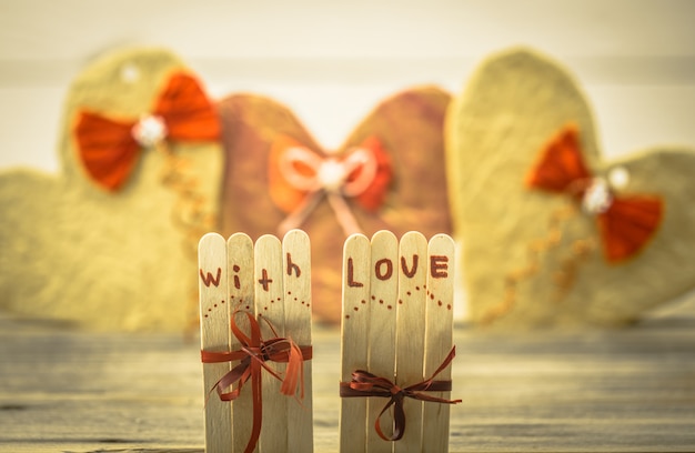 Iscrizione di amore di San Valentino su piccoli bastoncini di legno con un cuore