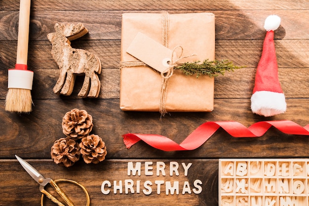 Iscrizione di Buon Natale vicino a strappi, lettere e confezione regalo