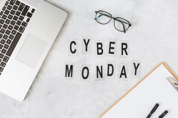 Iscrizione di Cyber ​​Monday sul tavolo con il computer portatile