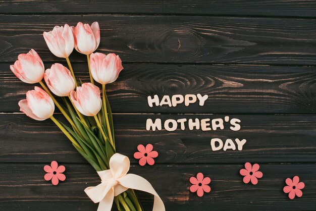 Iscrizione di Happy Mothers Day con bouquet di tulipani