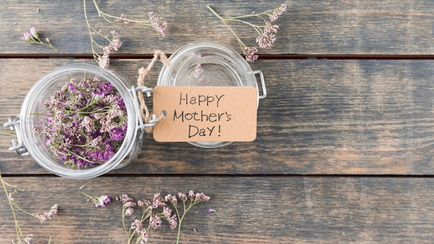 Iscrizione di Happy Mothers Day con fiori in lattina