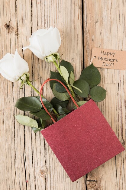 Iscrizione di Happy Mothers Day con rose in sacchetto di carta