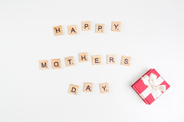 Iscrizione di Happy Mothers Day con scatola regalo