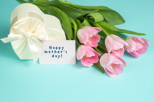 Iscrizione di Happy Mothers Day con tulipani e regalo