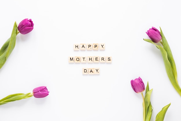 Iscrizione di Happy Mothers Day con tulipani