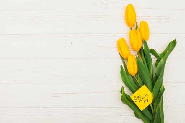 Iscrizione di Happy Mothers Day con tulipani