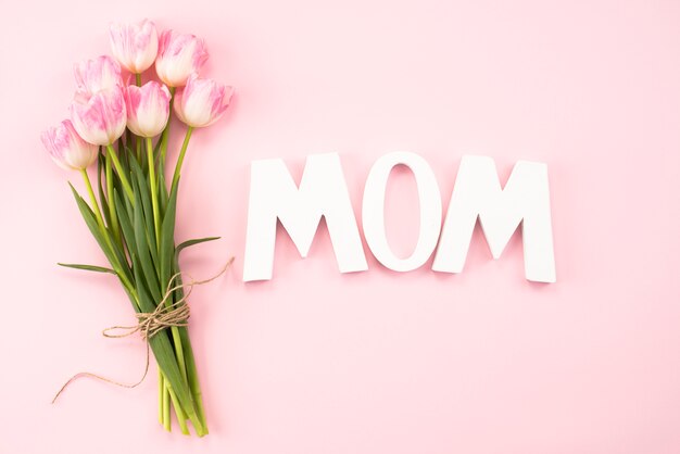 Iscrizione di mamma con bouquet di tulipani