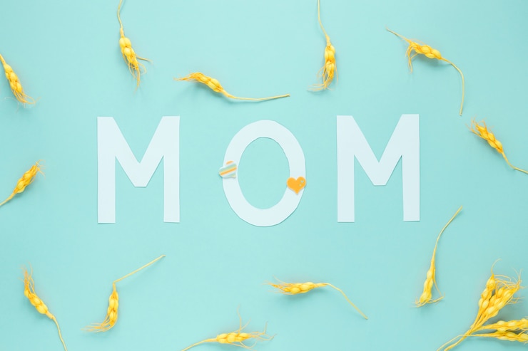 Foto gratuito iscrizione di mamma con grano sul tavolo
