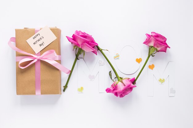 Iscrizione di mamma con scatola regalo e rose