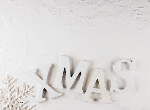 Iscrizione di Natale con grande fiocco di neve