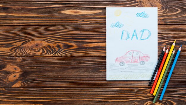 Iscrizione di papà con auto disegno su foglio di carta
