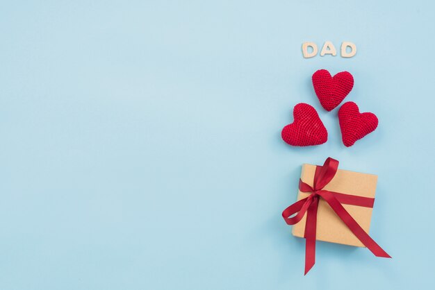 Iscrizione di papà con scatola regalo e cuori giocattolo