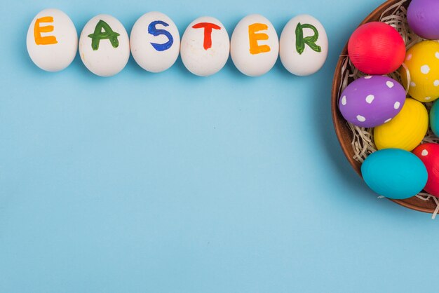 Iscrizione di Pasqua con uova colorate in ciotola