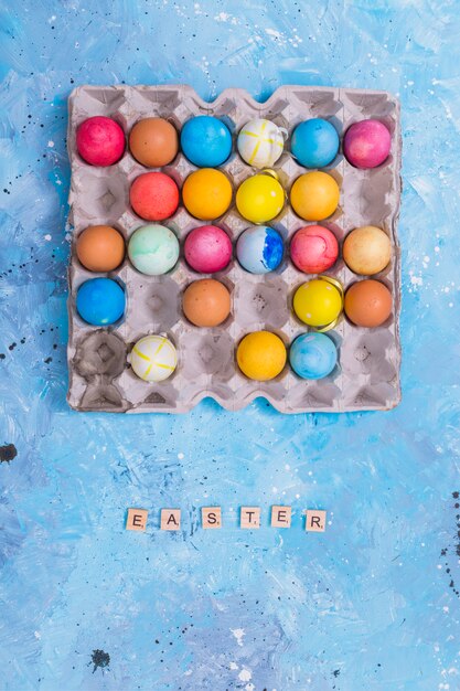 Iscrizione di Pasqua con uova colorate in rack