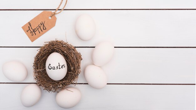 Iscrizione di Pasqua felice sull&#39;uovo nel nido