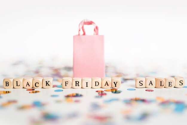 Iscrizione di vendita Black Friday su cubetti con shopping bag