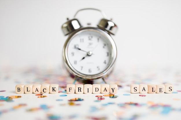 Iscrizione di vendita Black Friday su cubi con orologio