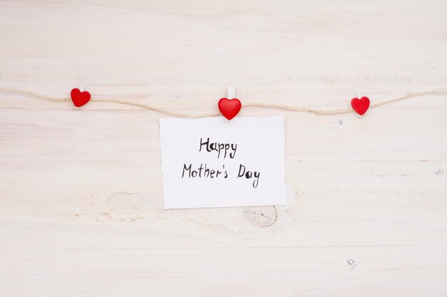 Iscrizione Happy Mothers Day appuntata sulla corda