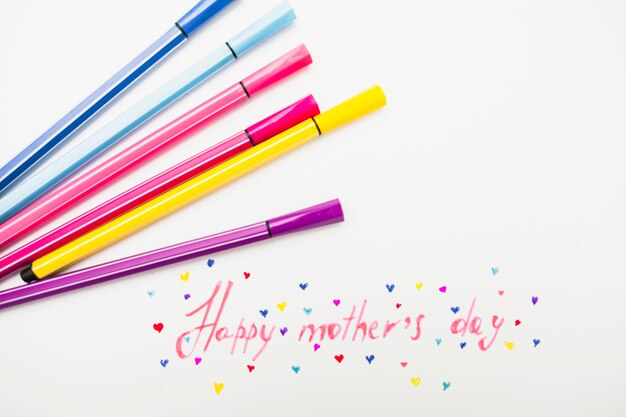 Iscrizione Happy Mothers Day con pennarelli colorati