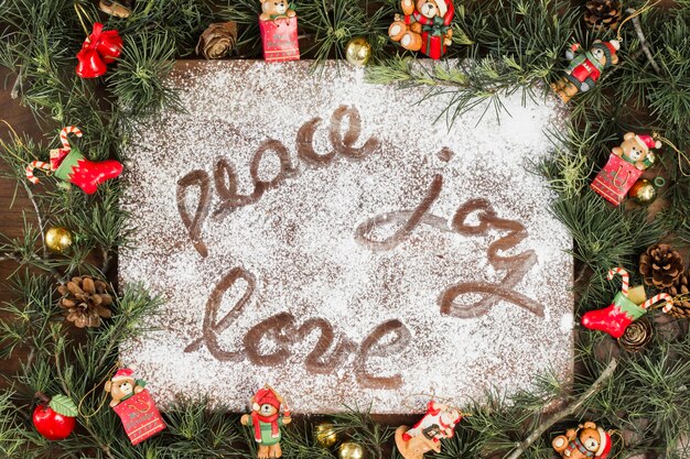 Iscrizione Peace Joy Love su zucchero bianco in polvere
