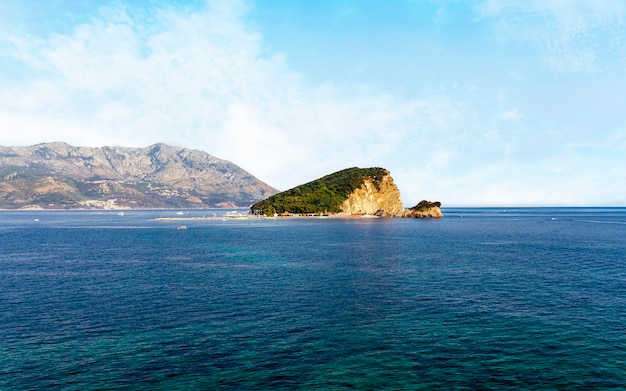 Isola di San Nicola nel golfo del mare Adriatico vicino alla città di Budva