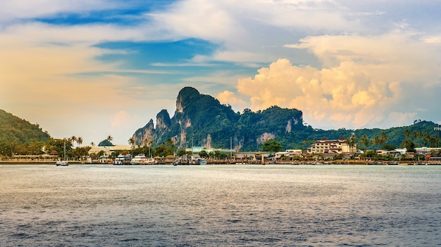 Isola ed oceano di phi phi in tailandia.