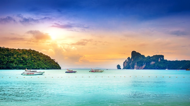 Isola ed oceano di phi phi in tailandia.