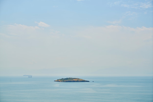 Isola nel mezzo dell&#39;oceano