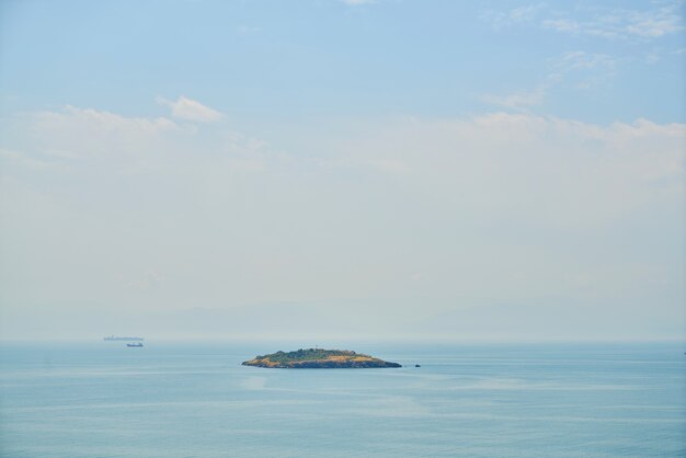 Isola nel mezzo dell&#39;oceano