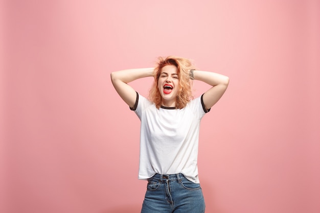 Isolato sulla giovane donna casuale rosa che grida allo studio