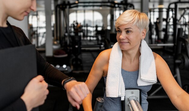 Istruttore e cliente del programma di allenamento in palestra