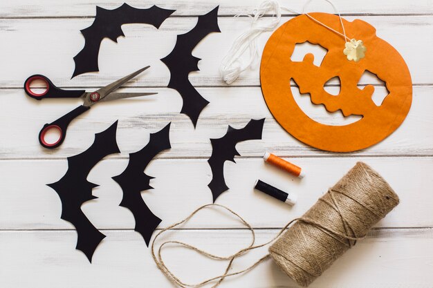 Jack-o-lantern e pipistrelli vicino a nozioni di cucito