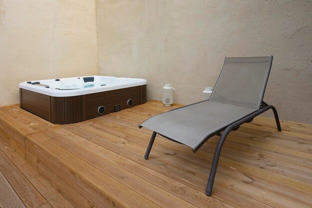 Jacuzzi e sdraio su pavimento in legno