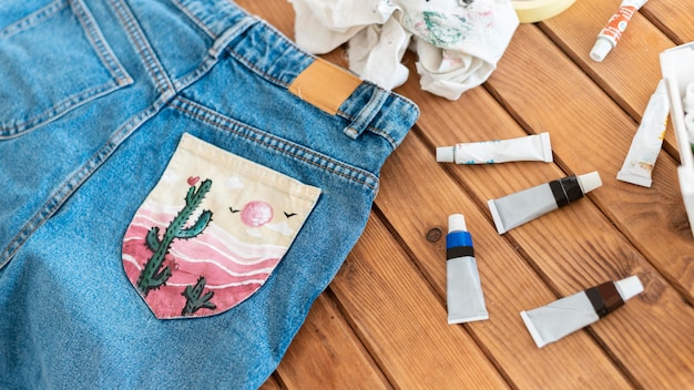 Jeans ad angolo alto con tasca verniciata