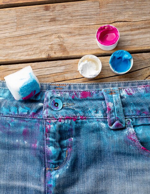 Jeans colorati vista dall'alto con vernice