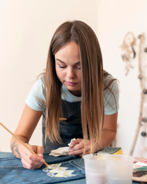 Jeans della pittura della donna del colpo medio