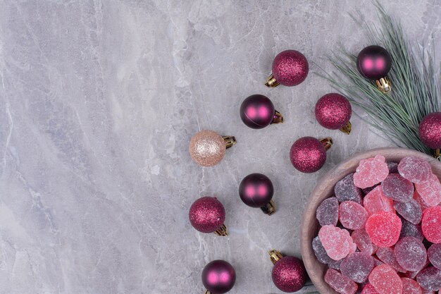 Jellybeans isolati in un piatto di legno sulla superficie di marmo