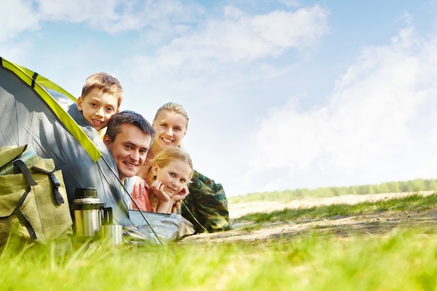 Joyful famiglia campeggio nel parco