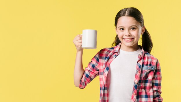 Junior tenendo la tazza in studio