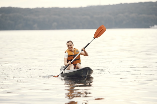 Kayak. Una donna in kayak. Ragazza che rema nell'acqua.