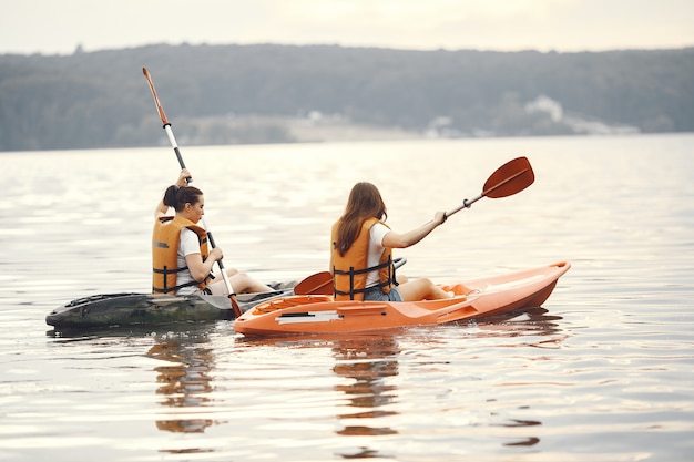 Kayak. Una donna in kayak. Ragazze che remano nell'acqua.