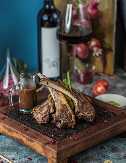 Kebab di agnello con salsa teriyaki e vino.