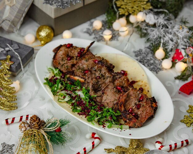 Kebab di agnello marinato alle erbe guarnito con semi di melograno coriandolo e cipolla